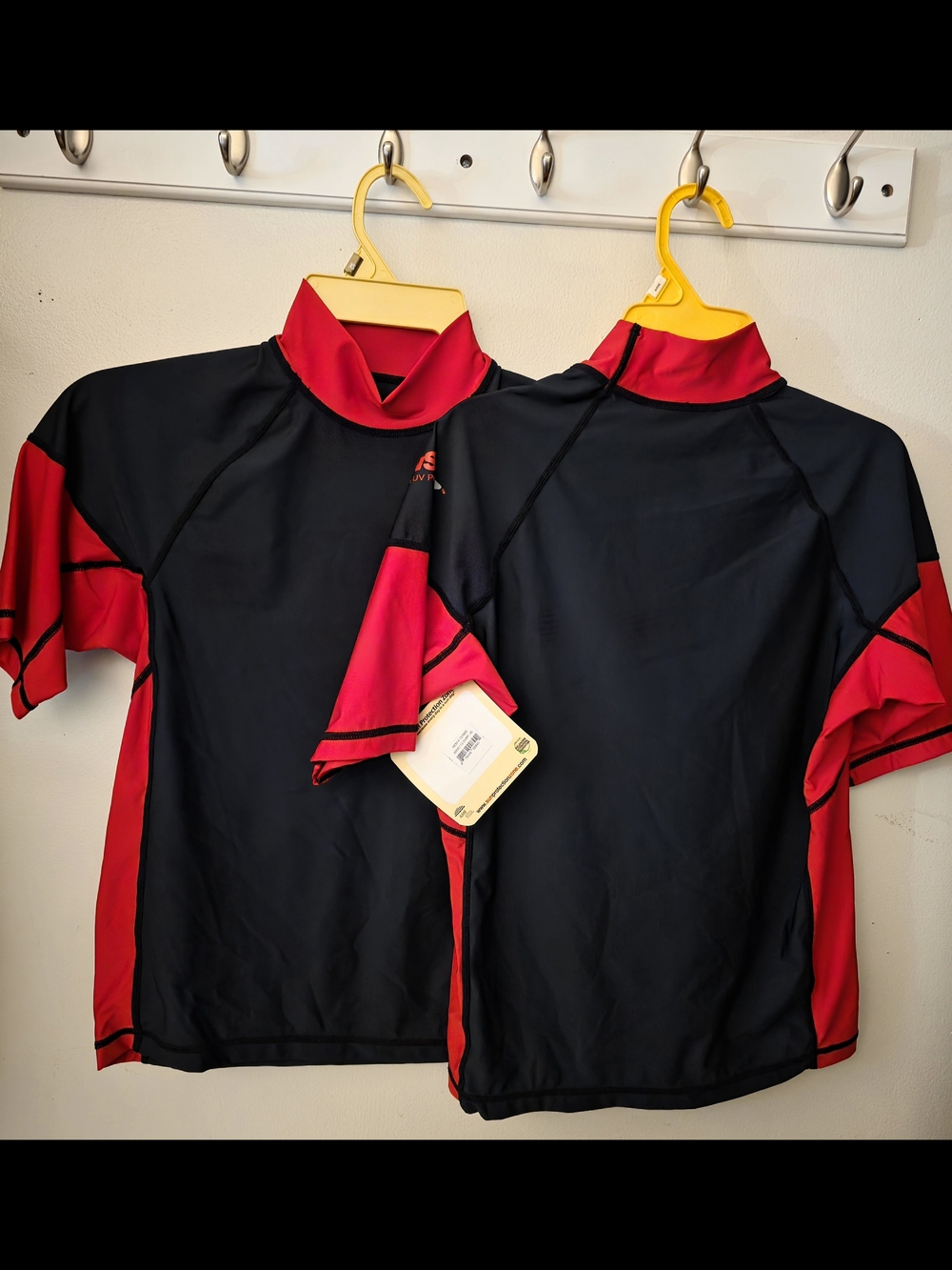 Unisex Adult Short Sleeve Rash Guard Swim Shirt — Black & Red X-sm